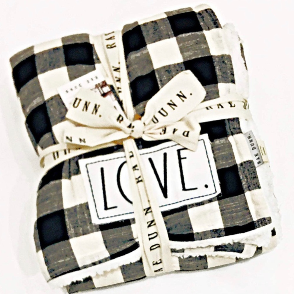 🆕 Rae Dunn “LOVE” sherpa throw blanket - Picture 2 of 2